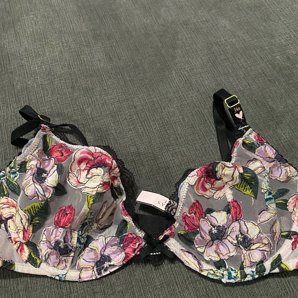 Victorias Secret Very Sexy low cut demi balconet